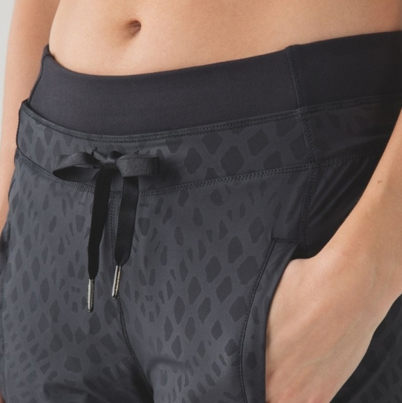 Lululemon Runderful size 8 pants - Picture 4 of 7